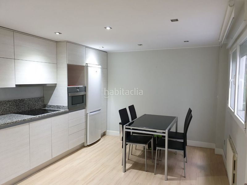 Alquiler Piso  en  Av cesareo alierta 12. Alquilo piso céntrico reformado 3 habitaciones, 2 baños, amplia