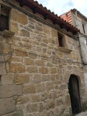 Casa adossada a Calle general moscardó 4. Casa adosada antigua en un pueblo encantador