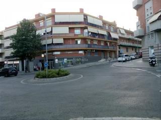 Business premise in Avinguda de la roureda 68. Local comercial esquinero, junto mercado