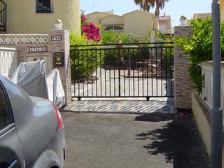Chalet à Calle elche 2632. Parking,  parcela de 300m2 y piscina privada