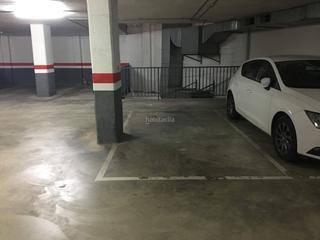 Aparcament cotxe a Carrer de josep cuxart i cases 53. Plaza de parking para coche mediano.