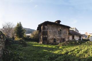 Maison à Calle martínez de vega 9. Casa con terreno en casco urbano de mieres
