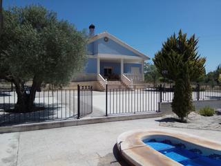 Xalet a Calle gerona 138. Venta de un maravilloso chalet para vivir durante