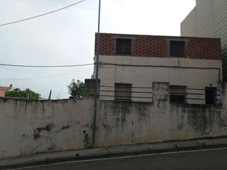 Area edificabile urbana in Carrer valencia, 13. Solar con casita  para rehabilitar