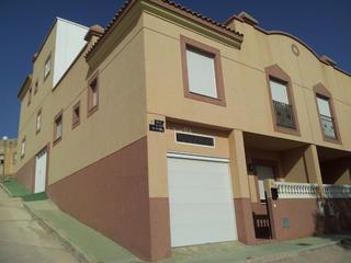 Casa adossada a Calle baños 2. Casa duplex esquinera