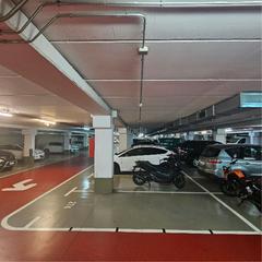 Miete Motorradparkplatz in Avinguda d'amèrica 55. Parqing de moto vigilado. 30€/mes