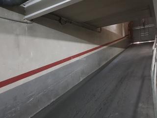 Miete Autoparkplatz in Avinguda de la mare de déu de montserrat 46. Parking para coche mediano.