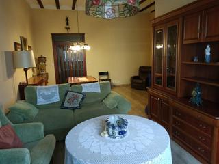 Casa adossada a Carrer metge lloret papi 11. Casa familiar de más de 250 metros cuadrados, en dos plantas, pa