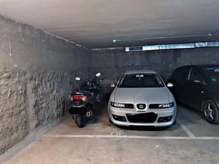 Aparcament cotxe a Carrer de rafael casanova 50. Parquing para dos motos y un coche