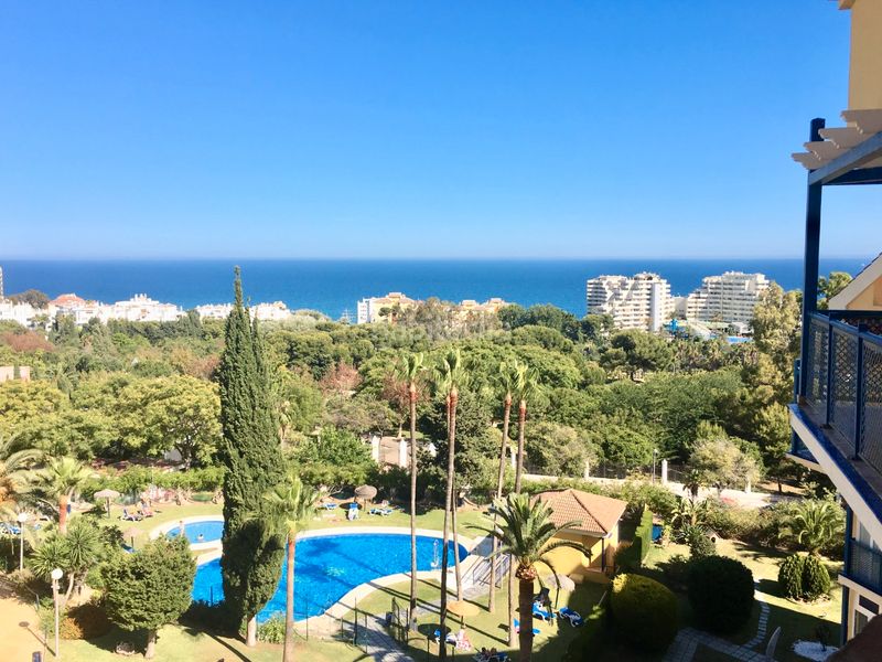 Piso en Camino del prado, 1. Magnífico ático con vistas al mar y parque (Benalmádena, Málaga)
