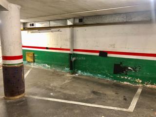 Aparcament cotxe a Carrer de cabanes 41. Plaza para coche mediano o pequeño+moto