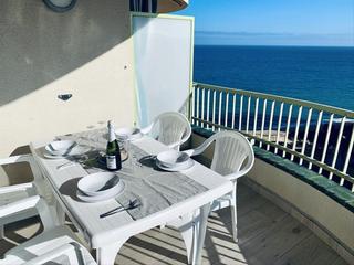 Piso en Carrer miramar 27. 1a línia de mar -2hab dobles + parquing + a/c+wifi