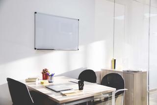 Rent Office space in Carrer de badajoz 30b. Oficina privada en elegante y luminoso coworking!