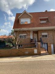 Casa aparellada a Calle josé maría rodríguez tejada 14. Vivienda ubicada en  zona residencial y tranquila
