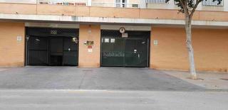 Aparcament cotxe a Avenida del editor ángel caffarena 25. Garaje con estupenda localización