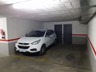 Lloguer Aparcament cotxe a Carrer de novell 52. Plaza de parking con trastero para coche mediano