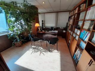 Oficina a Carrer de la mare de déu de la salut 78. Local 151 m2 (ideal centro sanitario)