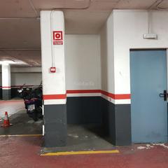 Lloguer Aparcament de moto a Carrer de guillem tell 34. Plaza de moto individual sin vecinos.