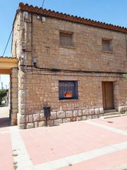 Casa a Calle soldevila 2. Casa de piedra en la plaza de pueblo con local