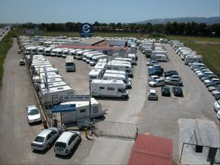 Location Parking voiture à Carrer del garraf 15. Autovia  c-31 parking furgones, minibuses,otros