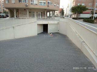 Aparcament cotxe a Plaça de ramón de la sota 4. Garaje esquinero