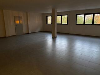 Rent Business premise in Carrer de la verge maria 14. Ideal para despacho, centro médico, academia...
