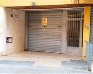 Aparcament cotxe a Carrer de la riera 46. Amplio garage entre medianeras