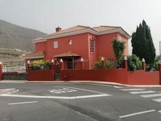 Casa a Calle retama 34. Vivienda con espectaculares vistas y piscina