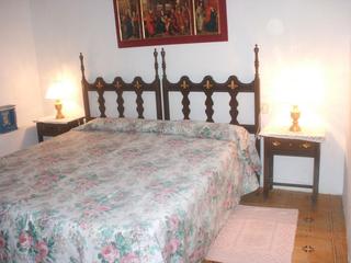 Casa adossada a Carrer del mig 5. Castell de mur / carrer nou