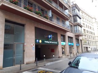 Lloguer Aparcament cotxe a Carrer de moragas 13. Plaza de aparcamiento en alquiler, coche grande