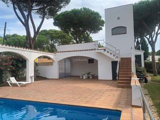 Casa en Carrer alzines 1. Terreno con casa idoneo para disfrutar en familia. licencia turí