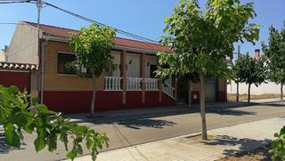 Casa a Calle fernando escartín 6. Casa soleada en escatrón en zona tranquila