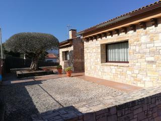 Xalet a Avinguda països catalans 53. Casa de piedra natural