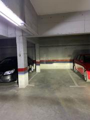 Car parking in Carrer elies rogent 2. Plaza grande para turismo/sub o 4x4