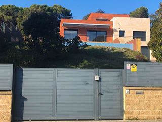 Chalet en Carrer arc de sant martí,. Exclusivo chalet en venta con jardin y piscina