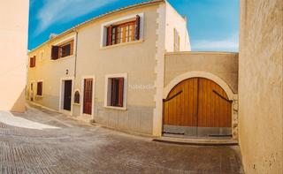 Maison jumelée à Carrer l'església 3. Casa de 2 plantas en sta. eugenia con celler
