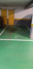 Parking coche en Riera sant pere, 66. Aparcament per a cotxe gran amb traster.