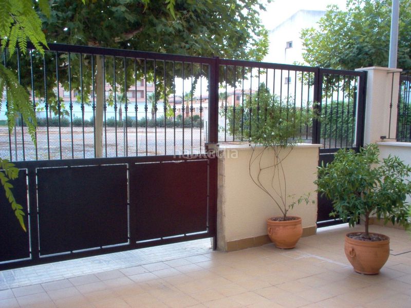 Foto 837b23bf-277f-49c1-a4a1-f87ebd38f53a. Casa adossada a carrer alqueries 64 a Nules
