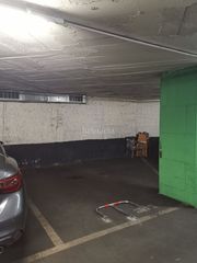 Lloguer Aparcament cotxe a Carrer de vilamarí 42. Parking coche o furgo + moto