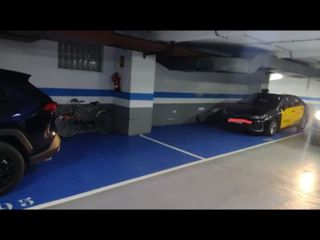 Lloguer Aparcament cotxe a Carrer d'àlaba 51. Plaza de parking con cámaras muy luminoso