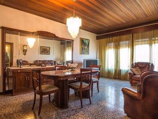 Pis a Avinguda papa joan xxiii 1. Edificio multiusos con vivienda