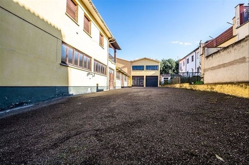 Foto e78c1838-41b7-4760-9c07-90112f2295c9. Piso en avinguda papa joan xxiii 1 edificio multiusos con vivienda en Roda de Ter