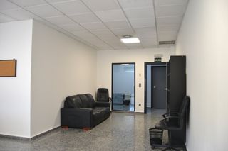 Rent Office space in Carrer l´horta, 1. Alquiler despacho 35m2 muy luminoso