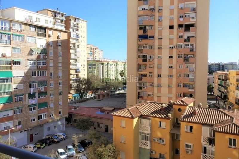 Piso en Calle heroe de sostoa, 85. Estupendo piso con terraza ,salon come muy lumiso (Málaga, Málaga)