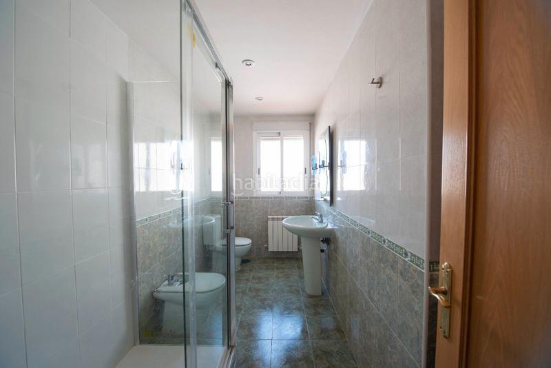 Foto ade940d6-64ba-4c5c-9449-4e14b6c6bded. Casa adosada en calle vilches 22 casa individual 3 plantas en Campo Real