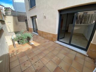 Pis a Plaça dels estudis 3. Planta baja con terraza y plaza de parking