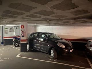 Parking voiture à Carrer de llobera 9. Parquing para coche grande y dos motos