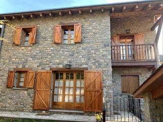 Casa a Plaça major d'olopte 1. Case de piedra a 4 vientos