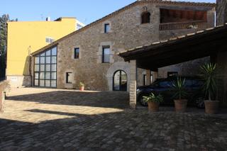 Casa a Camí del pla 4. Masia catalana del 1703.