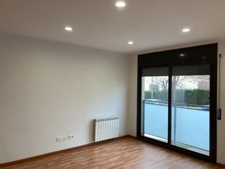 Alquiler Planta baja en Angel guimera, 16. Precioso piso exterior a estrenar